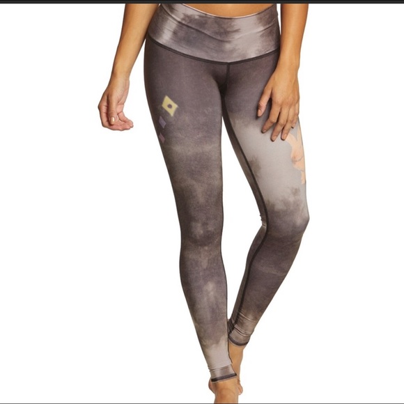 Teeki- rabbit hole hot pant - Picture 1 of 4